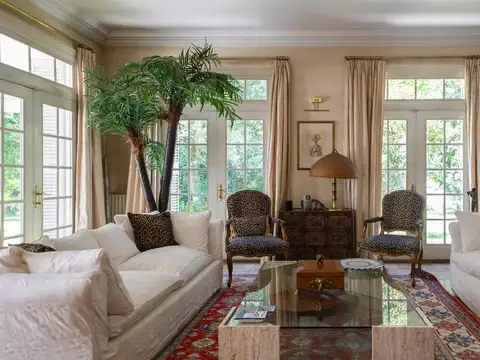 Exclusiva Casa de estilo Francés en Belgrano Chico con Jardín, Pileta y Quincho
