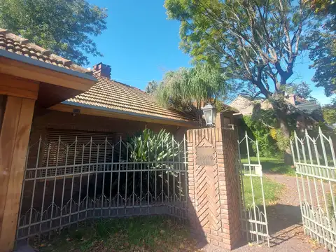 Casa 8 ambientes con 5 baños