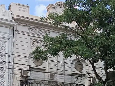 UNICO 1er. PISO 8 AMB. EXCELENTE UBIC. S/RIVADAVIA