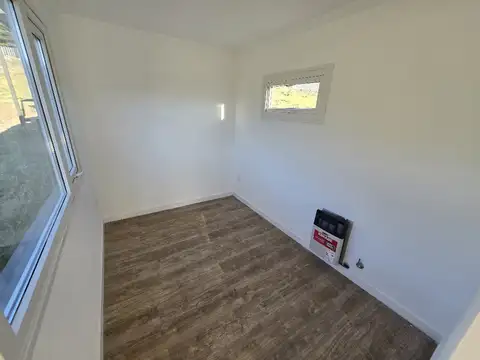 Casas container a estrenar, con entrada de auto, amplio jardín libre y costa al río Ñirihuau.
