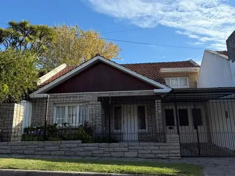 VENTA - Chalet estilo marplatense con jardín y amplio SUM en zona Güemes - Mar del Plata