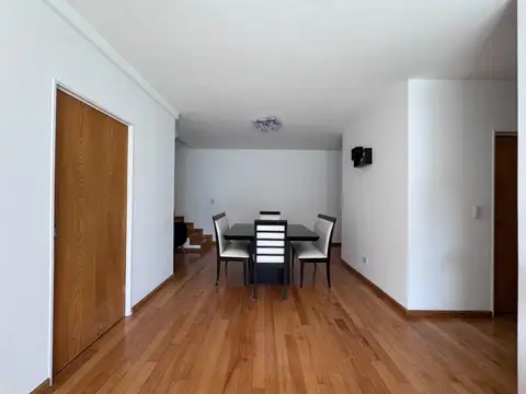 3 AMBIENTES EN DUPLEX CON TERRAZA, COCHERA Y BAULERA.