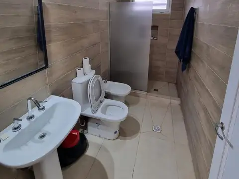 Casa en Alquiler con 4 cocheras