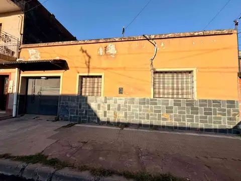 CASA EN VENTA ZONA PARQUE AVELLANEDA 4 DORMITORIOS