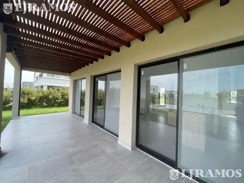 Casa en Venta sobre Lote interno El Naudir con pileta PG