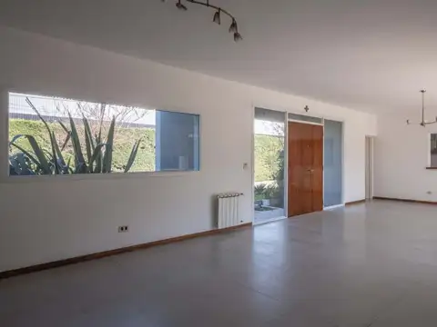 Casa en Venta con 3 cocheras