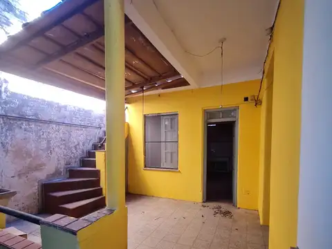 Casa al frente con cochera en venta