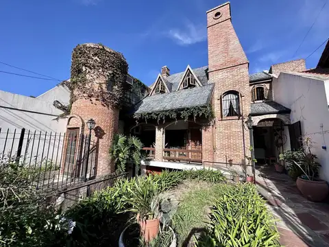 Casa 8 ambientes con 2 baños