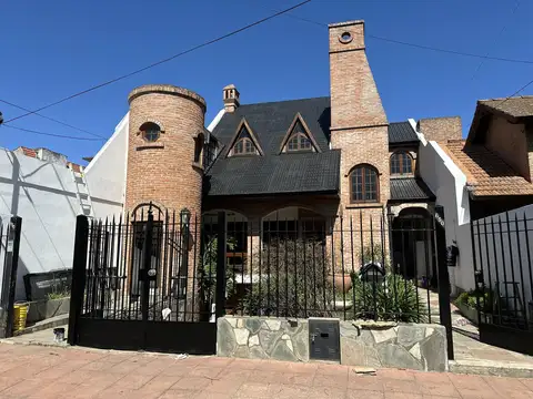 Gran chalet en Venta de 8 amb. Galería. Patio con parrilla. Oficinas ind. Centro Zárate