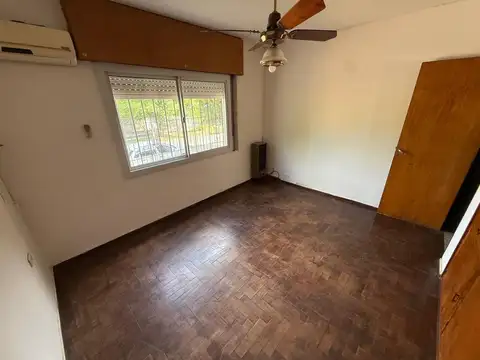 Casa en Alquiler con 3 cocheras