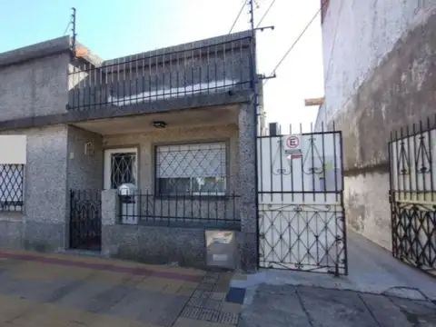 CASA EN VENTA EN WILDE, VICTOR HUGO 1663
