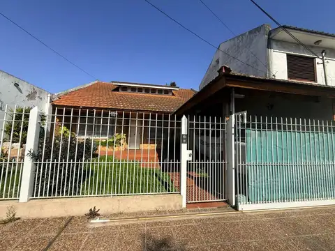 VENTA CASA 4 AMBIENTES CON PATIO Y QUINCHO EN LLAVALLOL