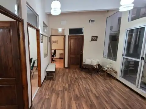 Oficina 7 ambientes con 2 baños