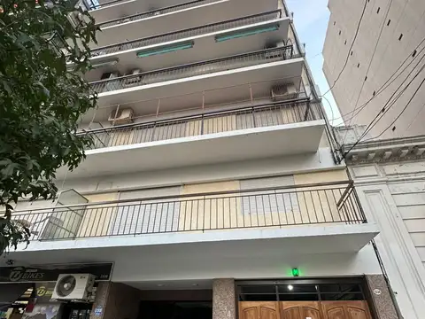 Departamento 3 ambientes al frente con balcón corrido, dos baños, lavadero, cocina con comedor diario y patio.