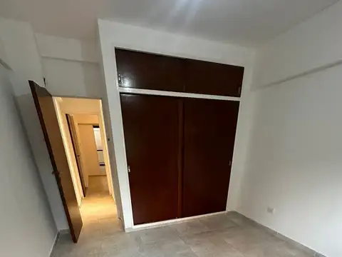 Departamento 3 ambientes al frente con balcón corrido, dos baños, lavadero, cocina con comedor diario y patio.