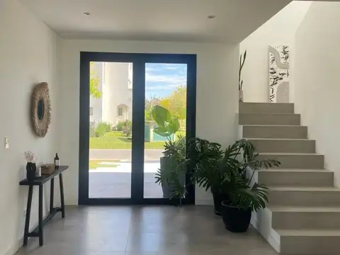 Casa en Venta con 6 cocheras