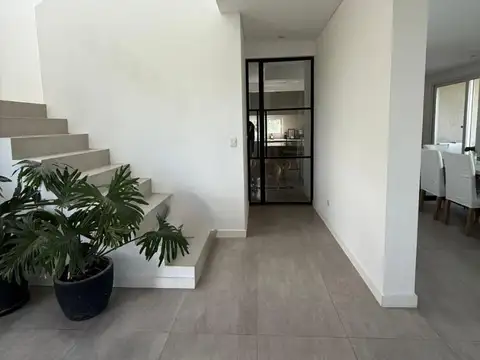 Casa 4 ambientes con 4 baños
