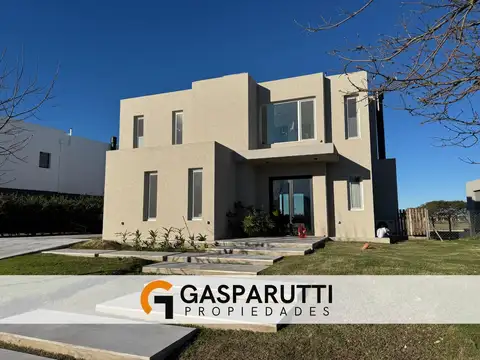 Casa en Venta en El Cantón con fondo al Golf