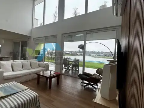 Casa 5 ambientes con 4 baños