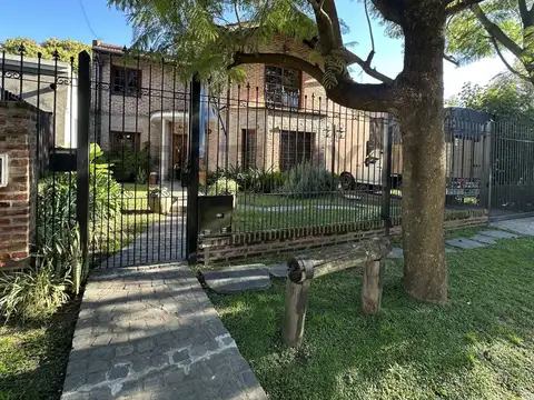 Venta casa de 4 ambientes en Parque Leloir