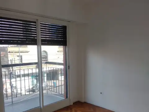 DEPTO INMEJORABLE ESTADO–AL FRENTE–C/COCHERA CUBIERTA Y BAULERA–DOBLE CIRCULACION - BALCON CORRIDO