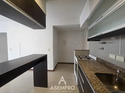 Oficina con balcón en 5° piso luminoso – A 1 cuadra del Subte D