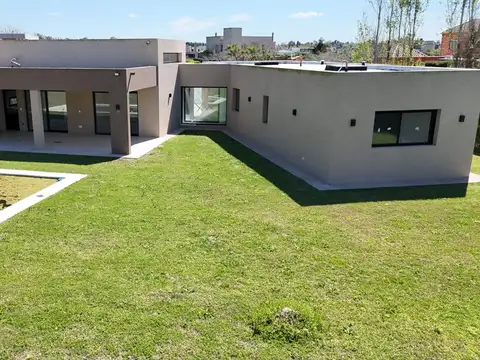 Casa en Venta con 4 cocheras