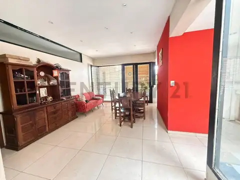 Casa en Venta de 3 dormitorios y 6 ambientes en ciudad de La plata, provincia de