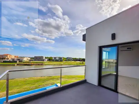Casa en Venta con 4 cocheras