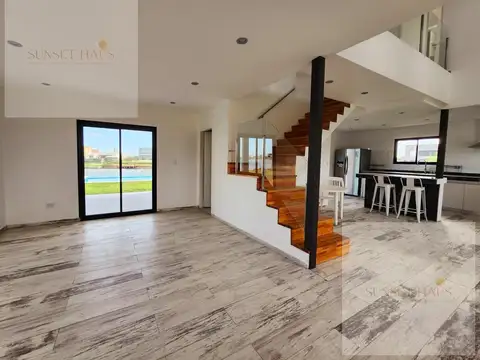 Casa en Venta con 4 cocheras