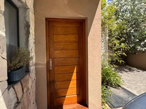 Casa en Alquiler con 2 cocheras