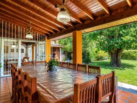 Casa en Alquiler con 3 cocheras