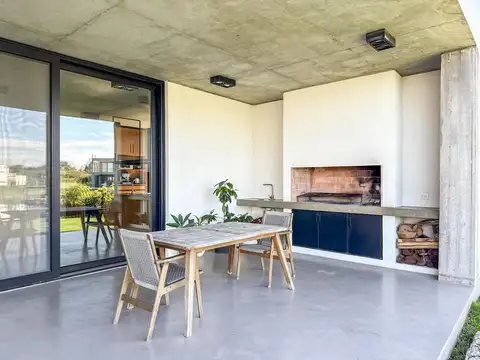 Casa en Alquiler con 2 cocheras