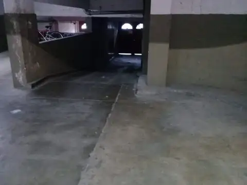 Cochera cubierta en edificio