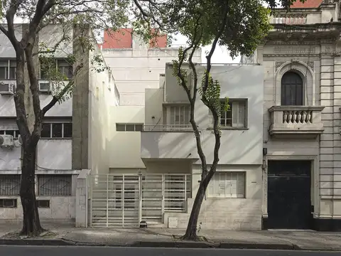 Casa 8 ambientes con 3 baños
