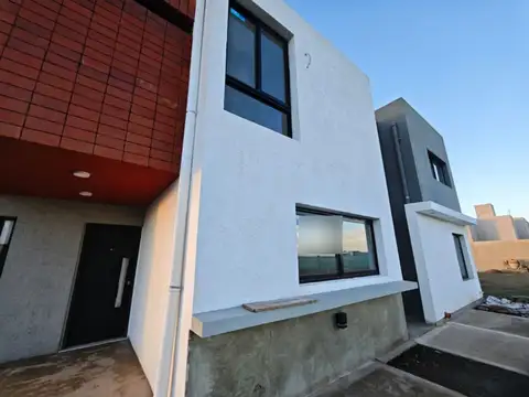 CASA DUPLEX 2 DORM. 2 BAÑOS DOCTA / NOBU
