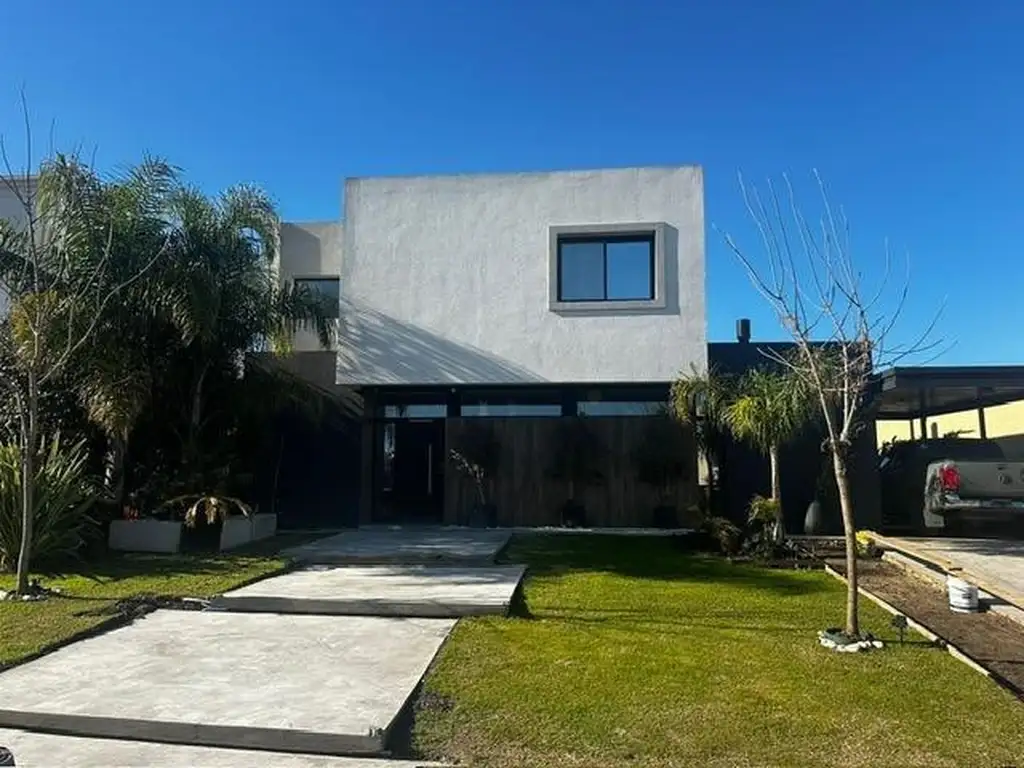 Casa - 166  m² Cubierta | 3 dormitorios | 2 años | 3 baños | 6 ambientes | 5 cocheras