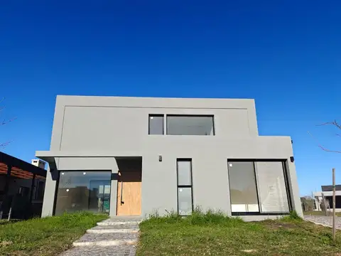 Casa con pileta en Pilar del Este Santa Lucia