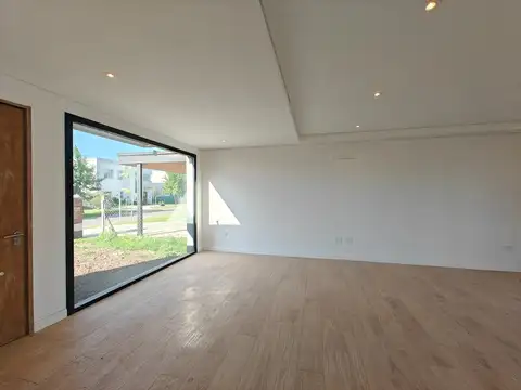 Casa en Venta en Pilar del Este - Santa Lucia, USD 255.000