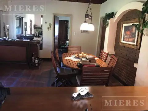 Casa en Alquiler con 1 cochera