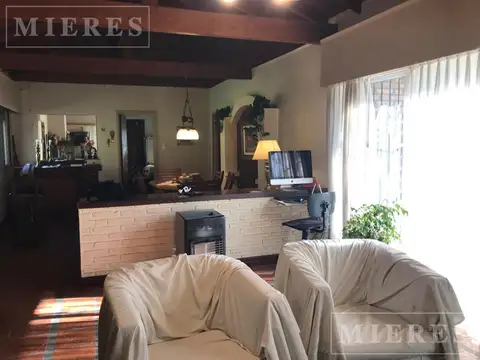 Casa 4 ambientes con 2 baños