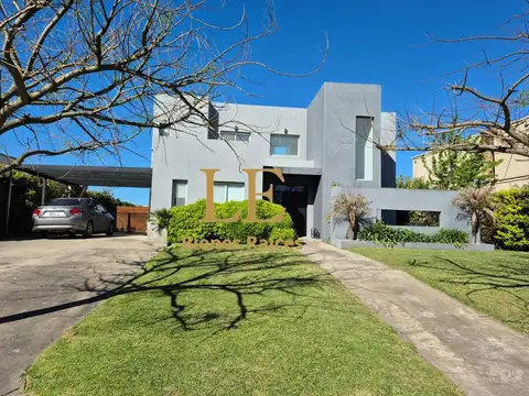 Casa en Venta con 4 cocheras