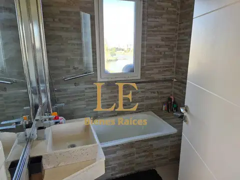 Casa 5 ambientes con 4 baños