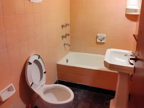 Luminoso departamento de 2 ambientes en primer piso al contrafrente