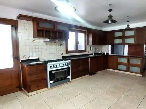 Casa en Alquiler con 3 cocheras