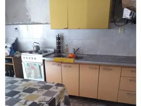 CASA A REFACCIONAR  EN CASTELAR