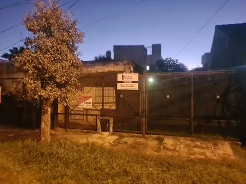 CASA A REFACCIONAR  EN CASTELAR