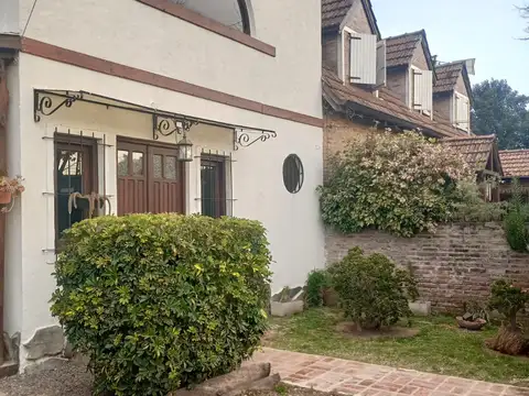 IMPECABLE Casa de 4 Ambientes con Pileta y Galería.