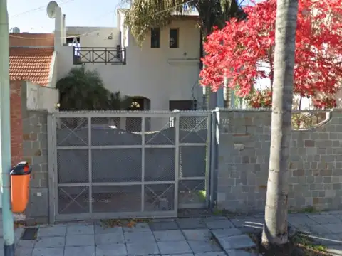 Casa en venta en Liniers | 5 ambientes en dos plantas, lote 8,43x23,6 | Ideal refacción 2 familias