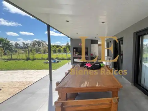 Casa en Venta con 4 cocheras